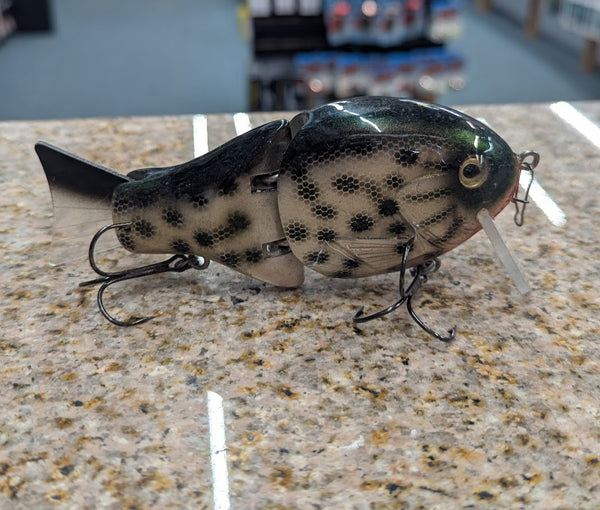 black cracker fishing reel Shell G2 Dog Bait Co Backing up the Charcoal and Onyx appeal is the MCS Magnet Control System and 5 Total Ball Bearings providing smooth performance. BLACK CRACKER 5 ROLAMENTOS |